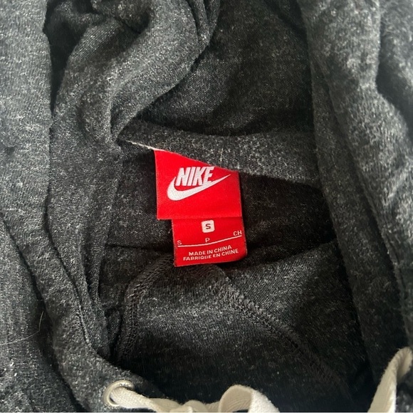 Nike Women’s lightweight hoodie - Picture 4 of 5